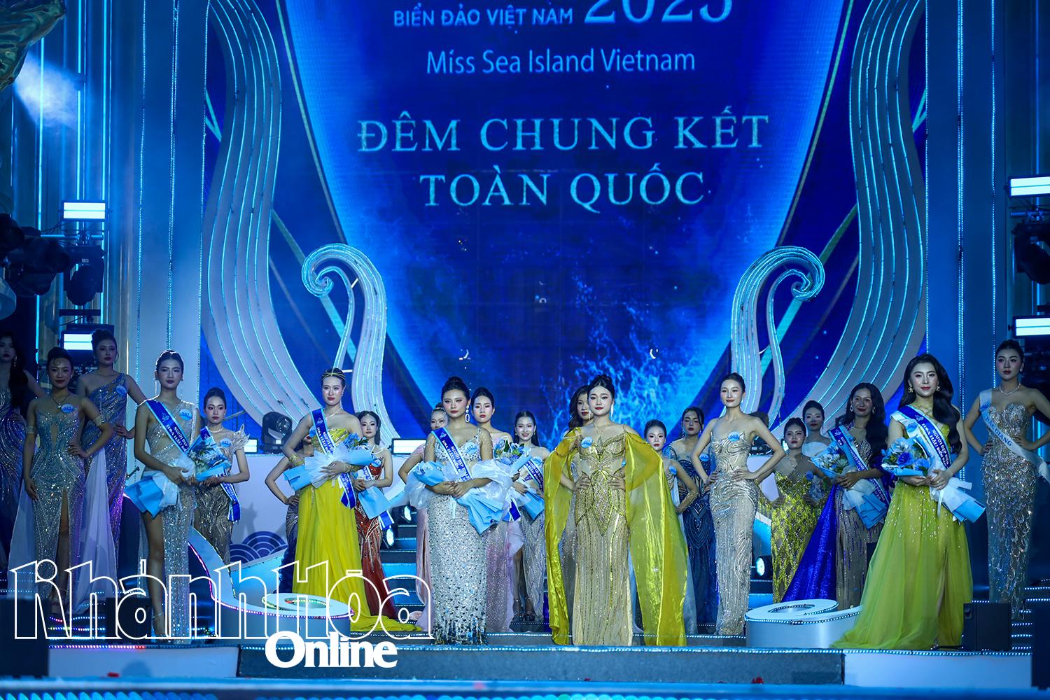 ពេលវេលាដ៏សែនអន្ទះសាររបស់បេក្ខនារីដែលកំពុងរង់ចាំការប្រកាសឈ្មោះបវរកញ្ញា ជ័យលាភីលេខ១ ជ័យលាភីលេខ២។