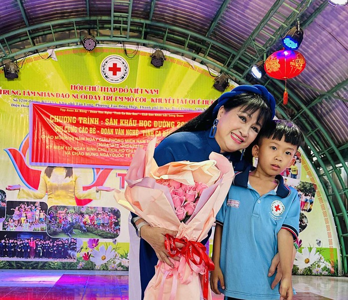 Ca sĩ Bích Thủy mang 