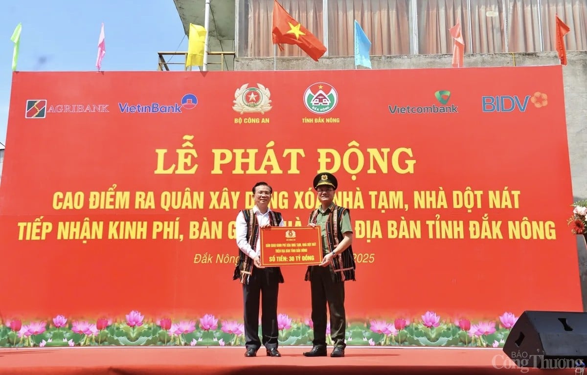 Bài 2: Áo xanh về với buôn làng
