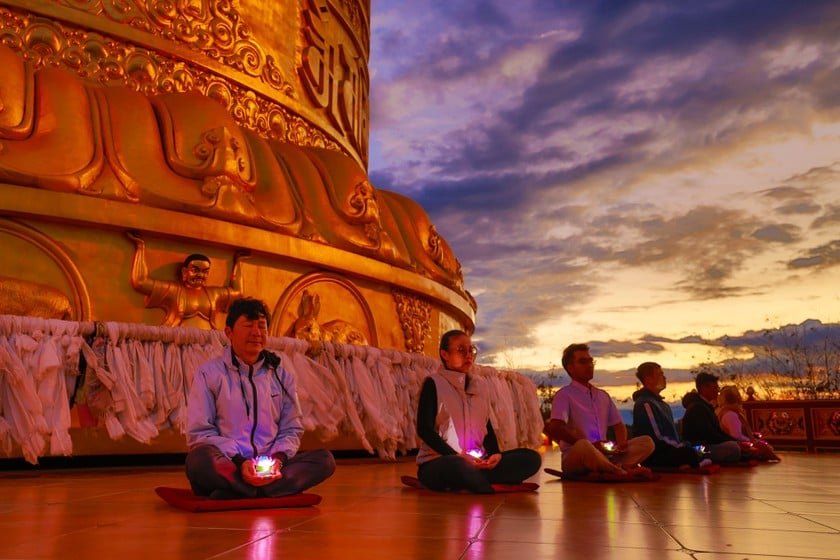 Tĩnh lặng cảm nhận năng lượng tâm linh bên Đại Bảo Tháp Kinh Luân khi những ánh nắng cuối ngày dần chìm xuống.
