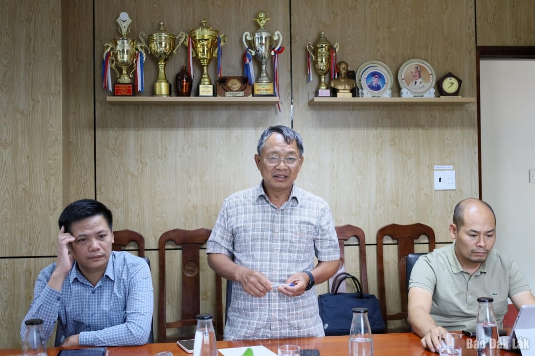 El Sr. Vu Duc Con, presidente de la Asociación Dak Lak Durian, habló en la reunión.