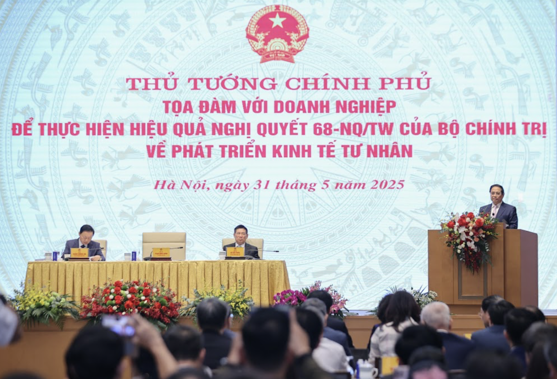 នាយករដ្ឋមន្ត្រី Pham Minh Chinh ឧបនាយករដ្ឋមន្ត្រី Tran Hong Ha និងឧបនាយករដ្ឋមន្ត្រីធ្វើជាប្រធានកិច្ចពិភាក្សាជាមួយអង្គភាពអាជីវកម្មលើសេដ្ឋកិច្ចឯកជន។ រូបថត៖ chinhphu.vn