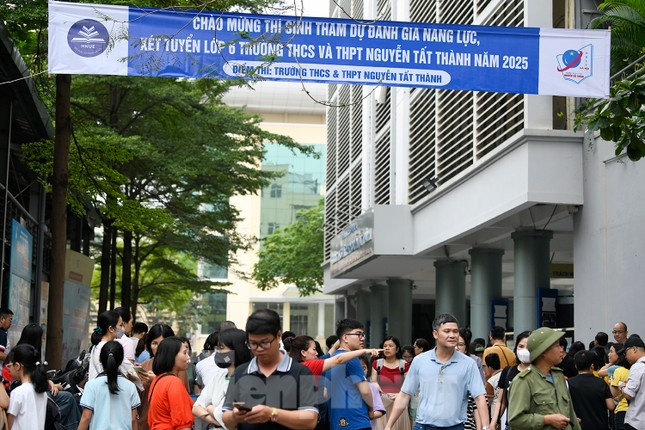 'Nghẹt thở' đua vào Trường Nguyễn Tất Thành, 1 chọi 18 ảnh 6