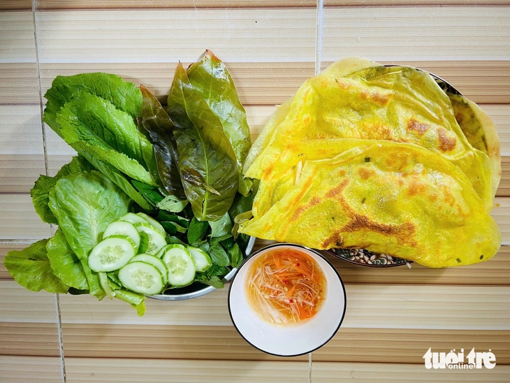 Tết Đoan ngọ, miền Tây rộn ràng rủ nhau đổ bánh xèo, góp  món 'ăn online' - Ảnh 3.