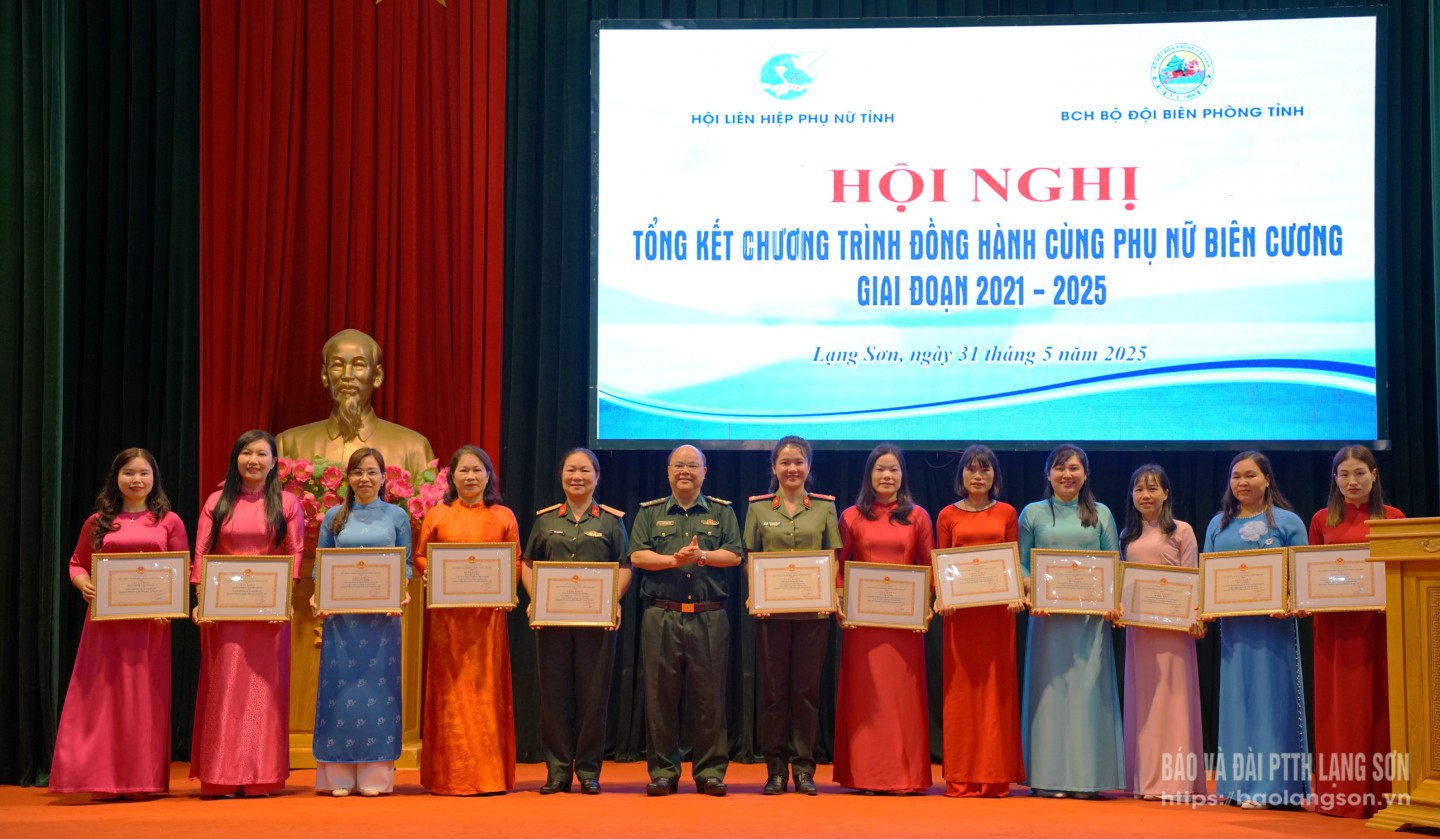 Lãnh đạo Bộ Chỉ huy BĐBP trao giấy khen cho các cá nhân có thành tích xuất sắc