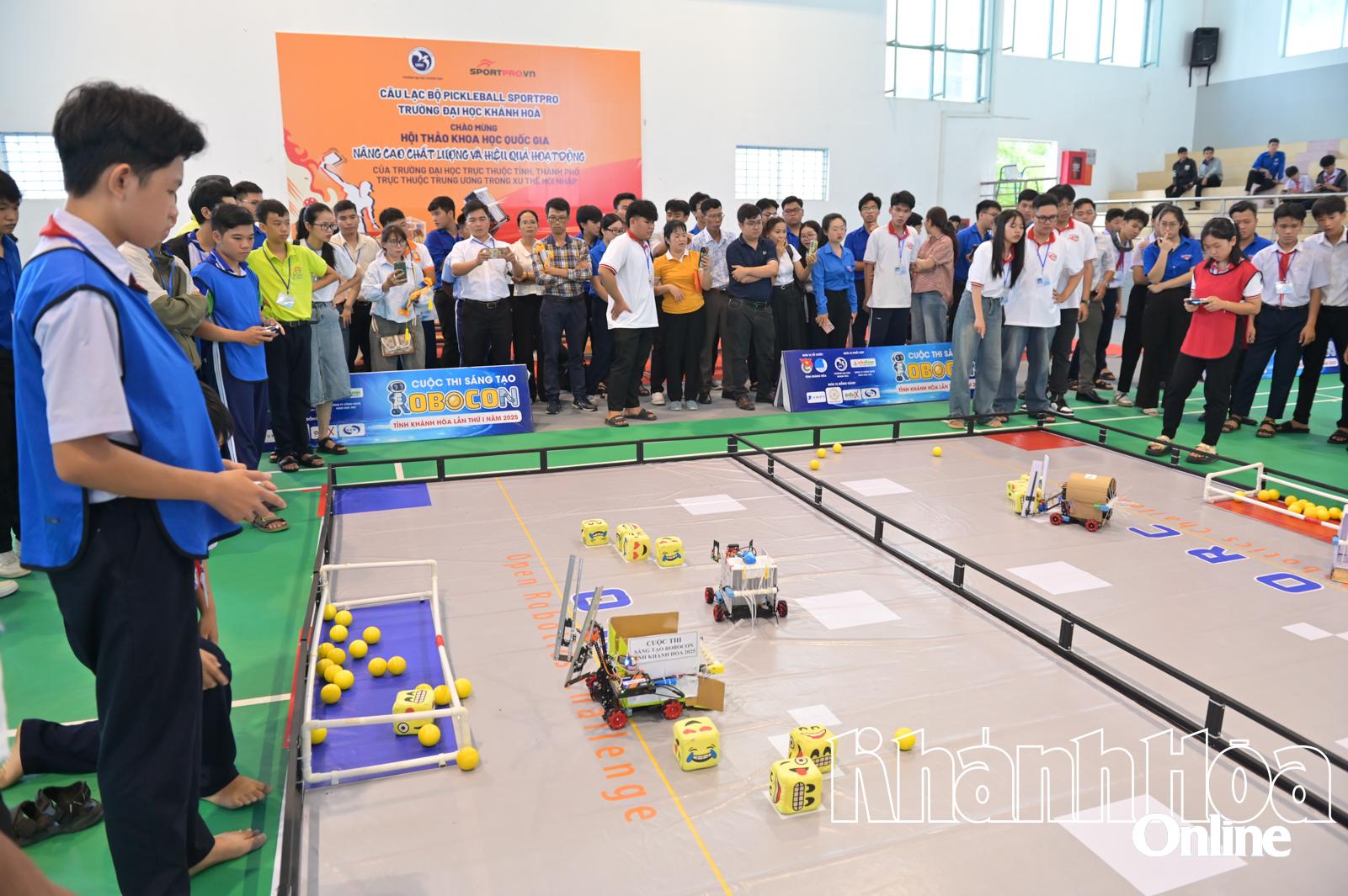 Cuộc thi lần đầu được tổ chức, thu hút đông đảo học sinh, sinh viên tham gia.