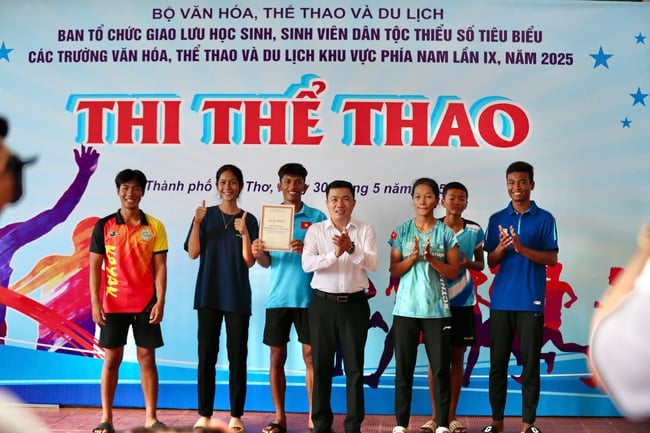 Giao lưu HSSV dân tộc thiểu số tiêu biểu năm 2025: Lan toả khát vọng vươn lên, gìn giữ bản sắc dân tộc Việt Nam - Ảnh 14.