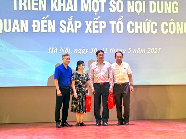 Hội nghị triển khai một số nội dung sắp xếp tổ chức Công đoàn - Ảnh 4.
