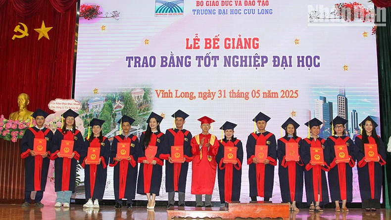Trường đại học Cửu Long trao bằng tốt nghiệp cho 367 cử nhân hệ đào tạo từ xa ảnh 2