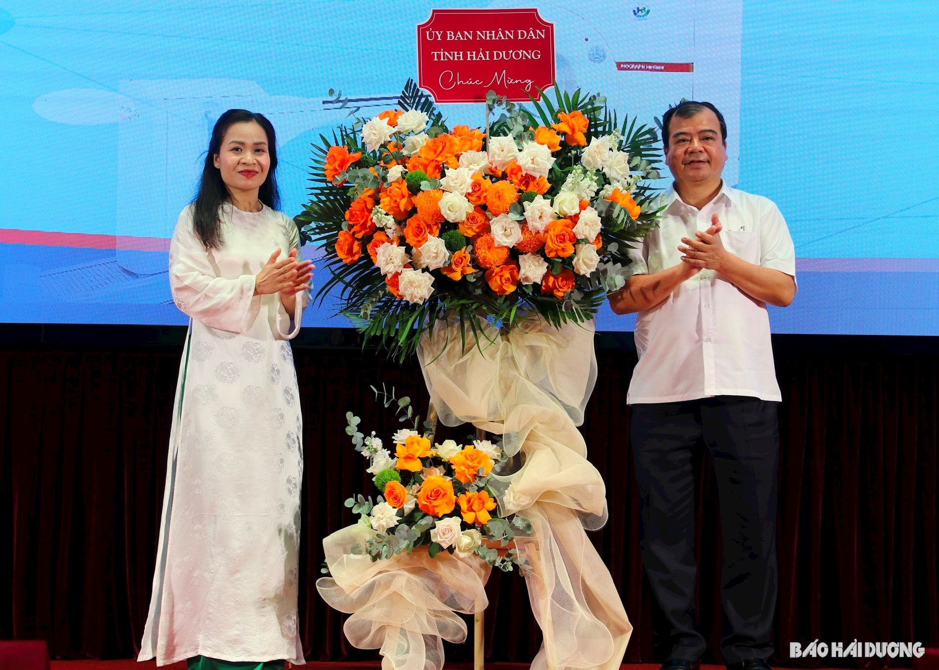 pho-chu-tich-nguyen-minh-hung-tang-hoa-chuc-mung.jpg