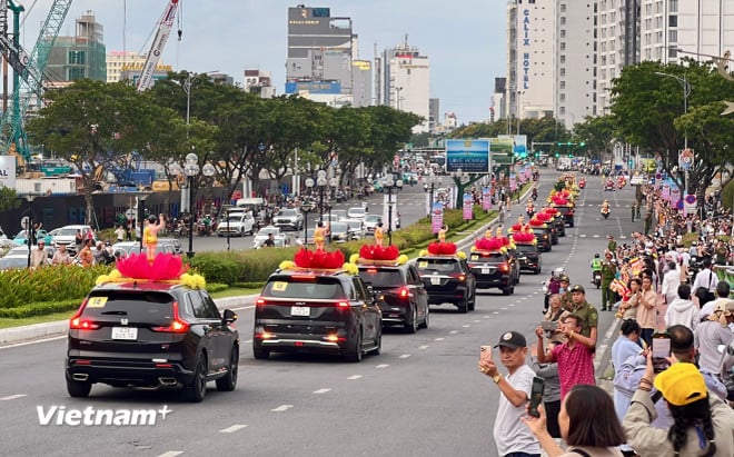 Người dân thành phố Đà Nẵng chào đón đoàn xe cung rước xá lợi Đức Phật. (Ảnh: Thanh Phong/Vietnam+)