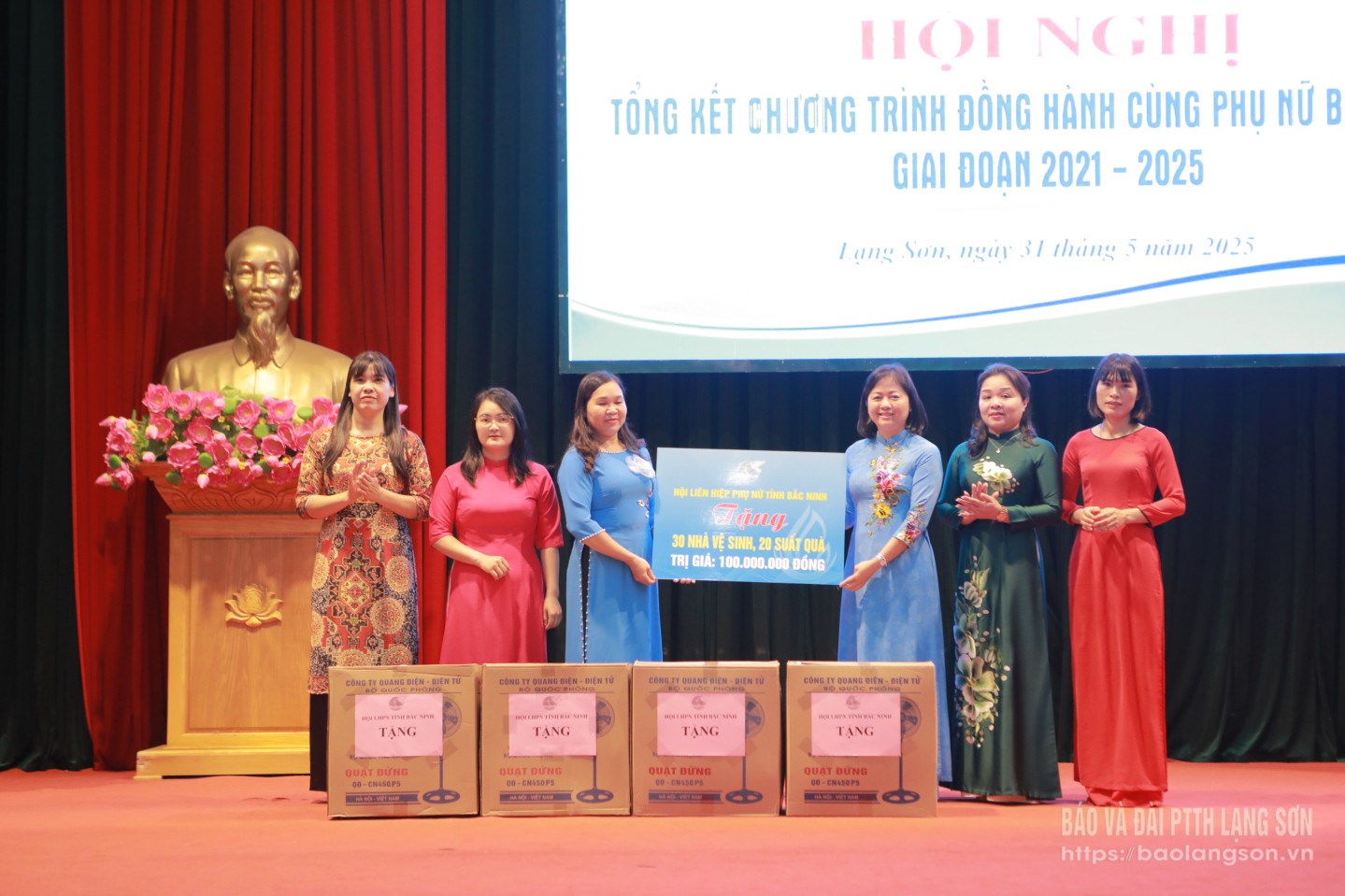 Lãnh đạo Hội LHPN tỉnh Bắc Ninh trao biểu trưng các phần quà cho hội viên phụ nữ có hoàn cảnh khó khăn trên địa bàn tỉnh