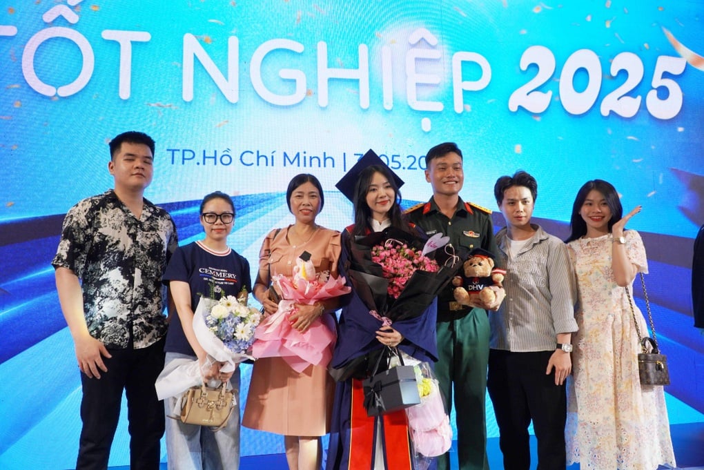 Nữ sinh bất ngờ được “chú bộ đội” cầu hôn trong lễ tốt nghiệp đại học - 5