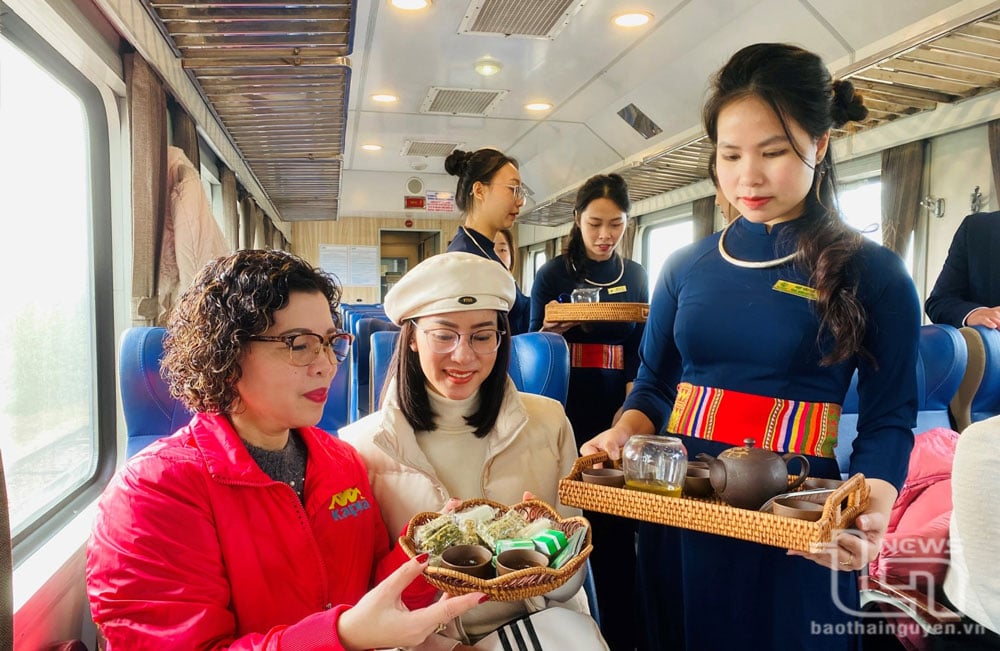 Du khách thưởng trà trên chuyến tàu du lịch từ Hà Nội đến Thái Nguyên.