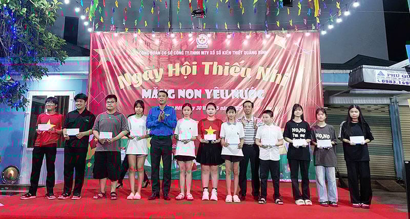 Trao quà cho các cháu có thành tích học tập tốt