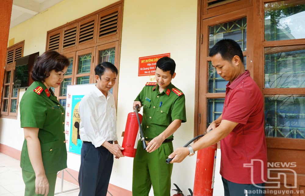 เจ้าหน้าที่ตำรวจชุดสืบสวน ปราบปรามยาเสพติด (ตำรวจภูธรจังหวัด) เข้าตรวจสอบ โรงเรียนมัธยมภูหลวง