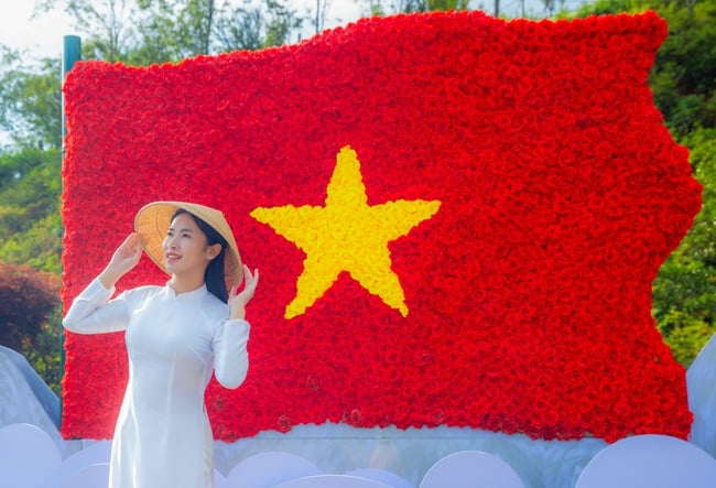 Sa Pa tấp nập khách đến du ngoạn Lễ hội Hoa hồng Fansipan - Ảnh 10.