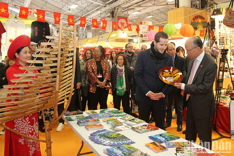 L'espace vietnamien se distingue à la 120e Foire de Paris photo 2