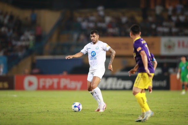 Thắng đẹp Hà Nội, CLB Nam Định tiến gần cúp vô địch V-League - Ảnh 2.