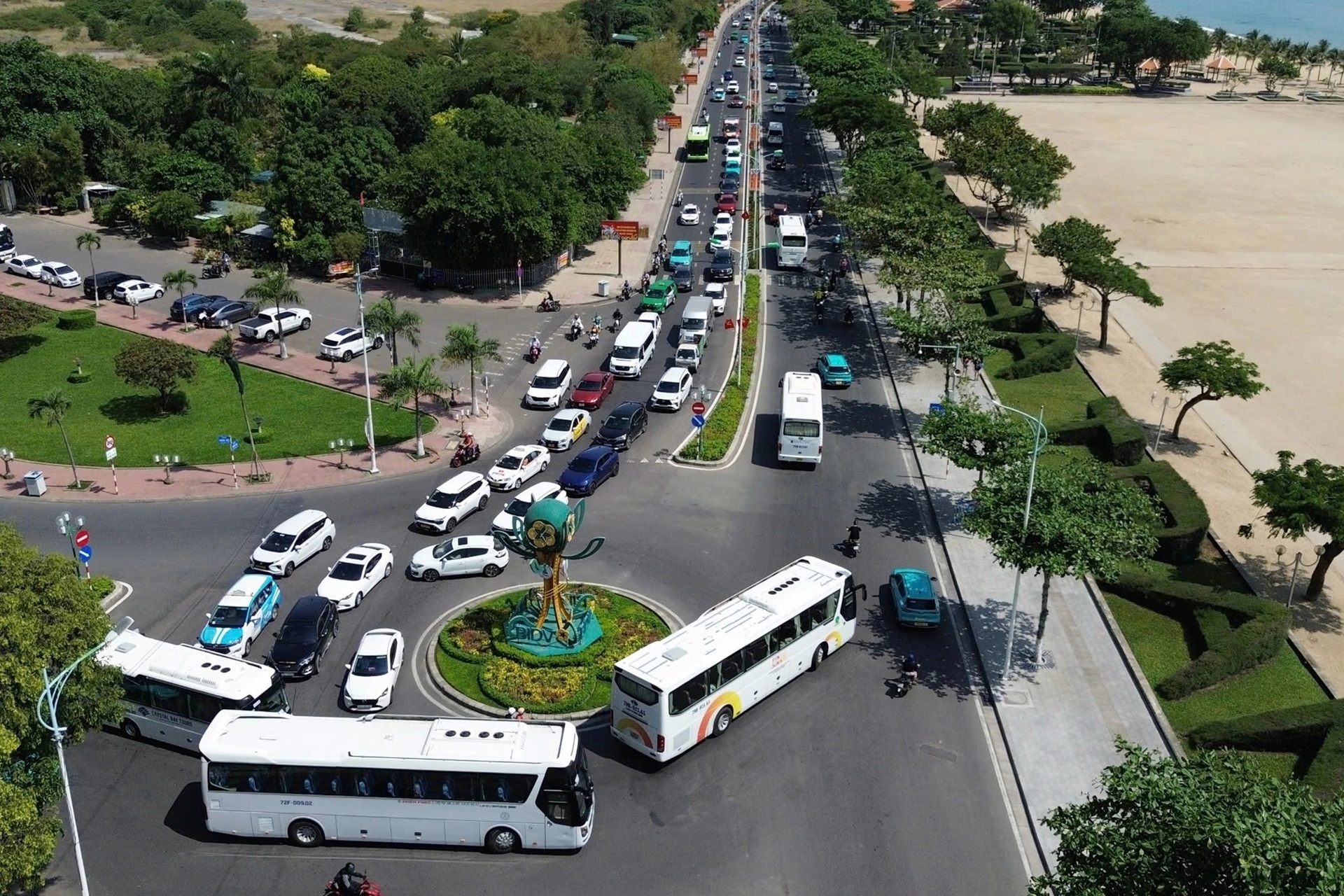 Famous beaches in Central Vietnam are packed during the April 30-May 1 holiday - 12