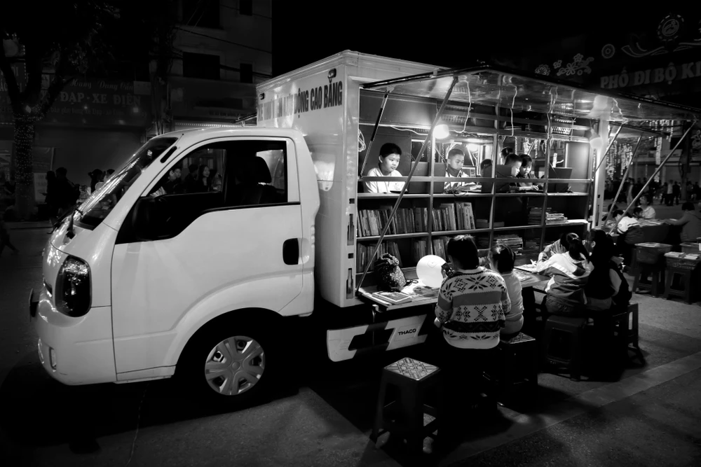 Nguyễn Văn Kỳ Nam - Mang ánh sáng tri thức qua xe thư viện lưu động.jpeg