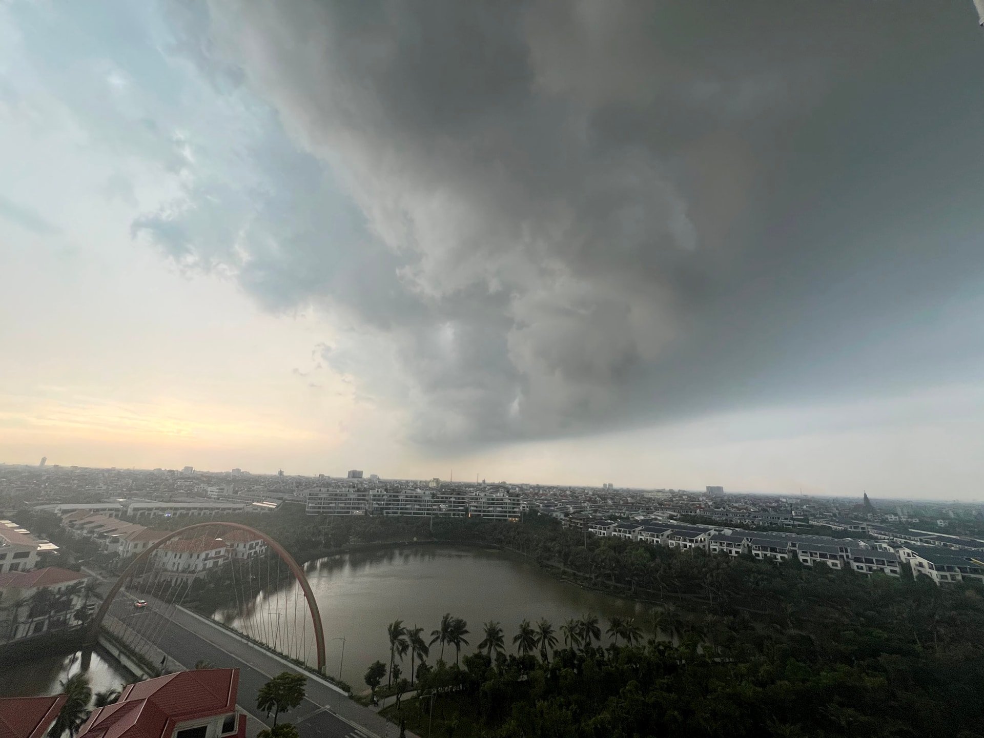ពពកខ្មៅប្រមូលផ្តុំនៅកន្លែងជាច្រើននៅ Hai Duong សូមប្រយ័ត្នចំពោះព្យុះផ្គររន្ទះ និងព្រិលធ្លាក់