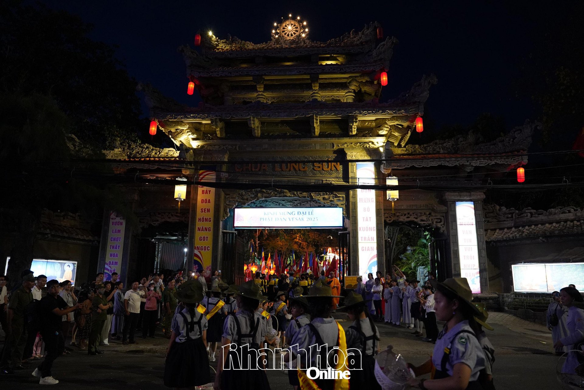 Đoàn rước Phật đến Chùa Long Sơn.