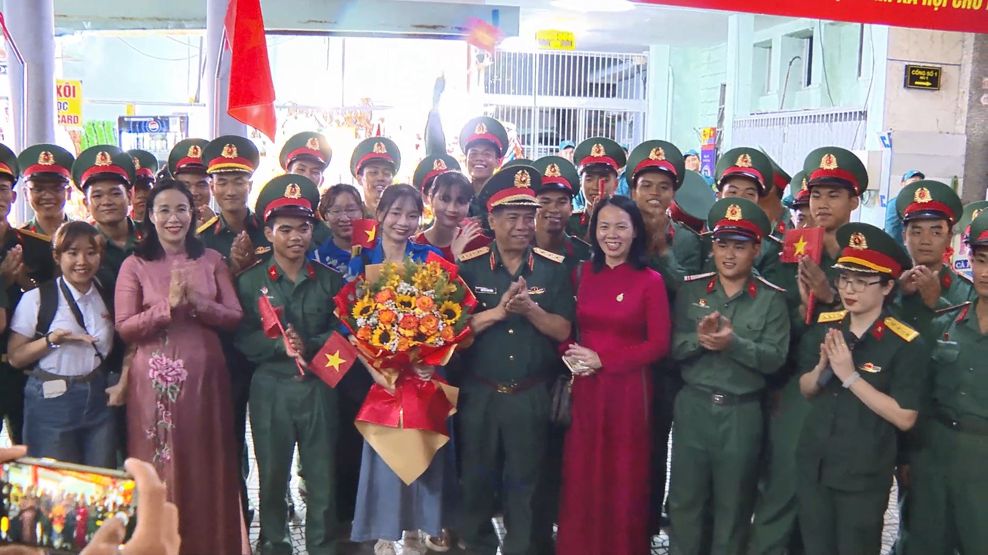 Đà Nẵng hân hoan đón chào đoàn tàu chở các chiến sĩ diễu binh trở về
