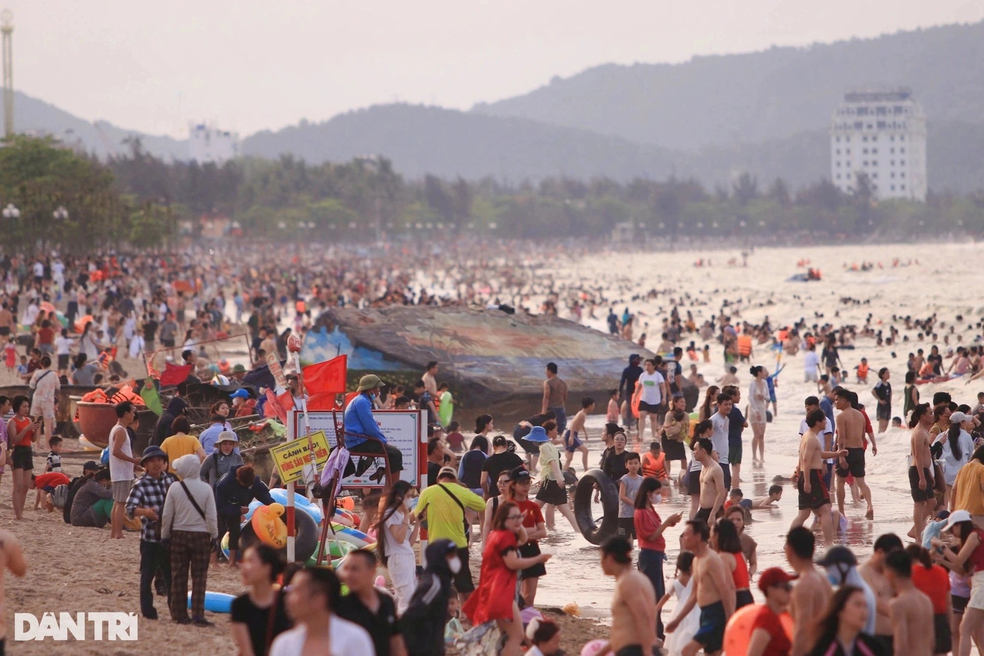 Famous beaches in Central Vietnam are packed during the April 30-May 1 holiday - 4