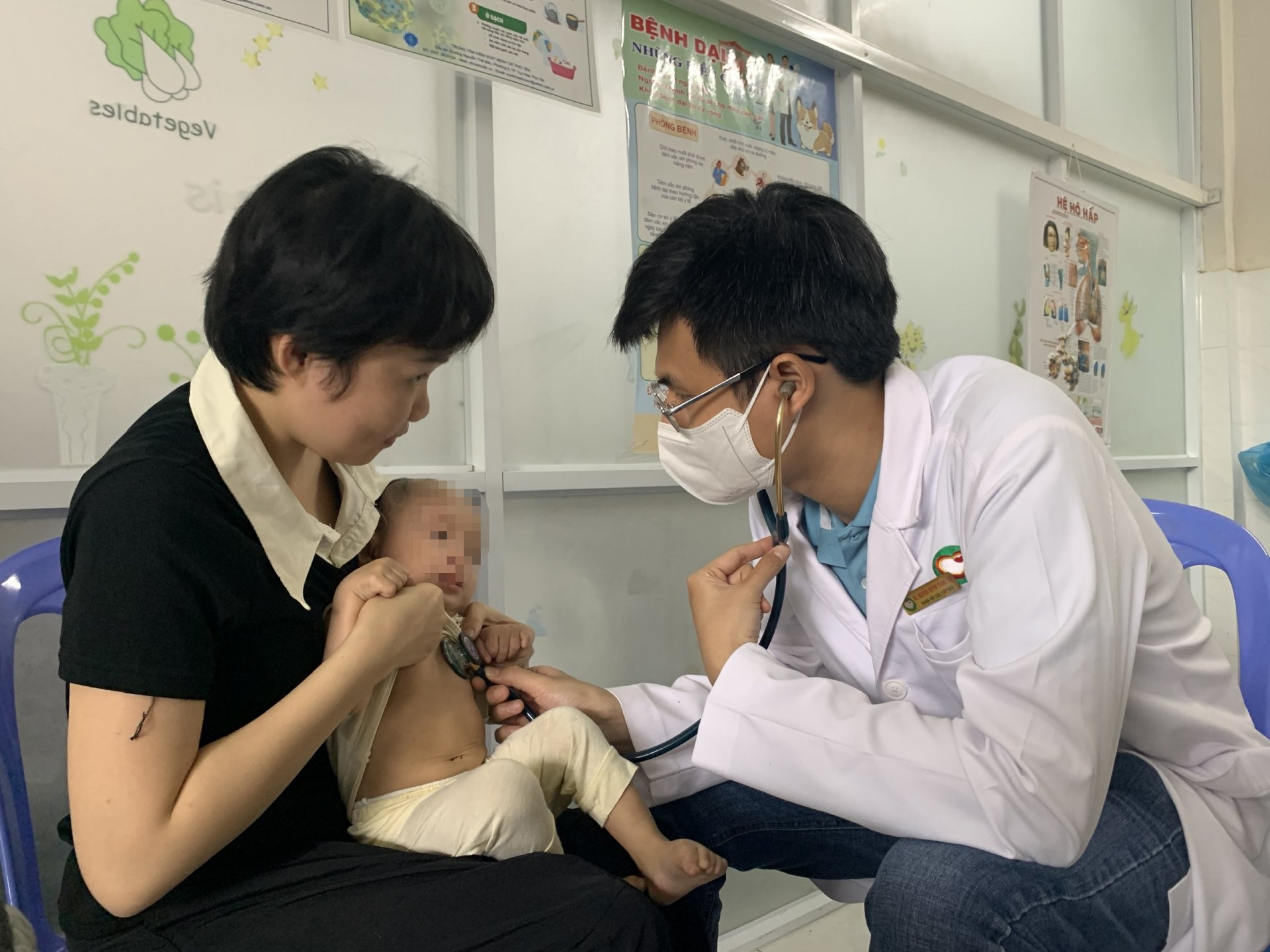 Bác sĩ khám sàng lọc
tim cho một em bé