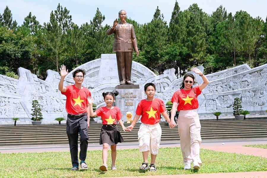 nhieu-gia-dinh-ban-tre-hao-huc-do-ve-quang-truong-dai-doan-ket-tp-pleiku-trong-ngay-30-4-lich-su-anh-dt.jpg