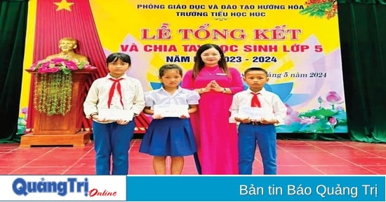 ផ្កាដ៏ស្រស់ស្អាតនៅក្នុងចលនាត្រាប់តាមស្នេហាជាតិ