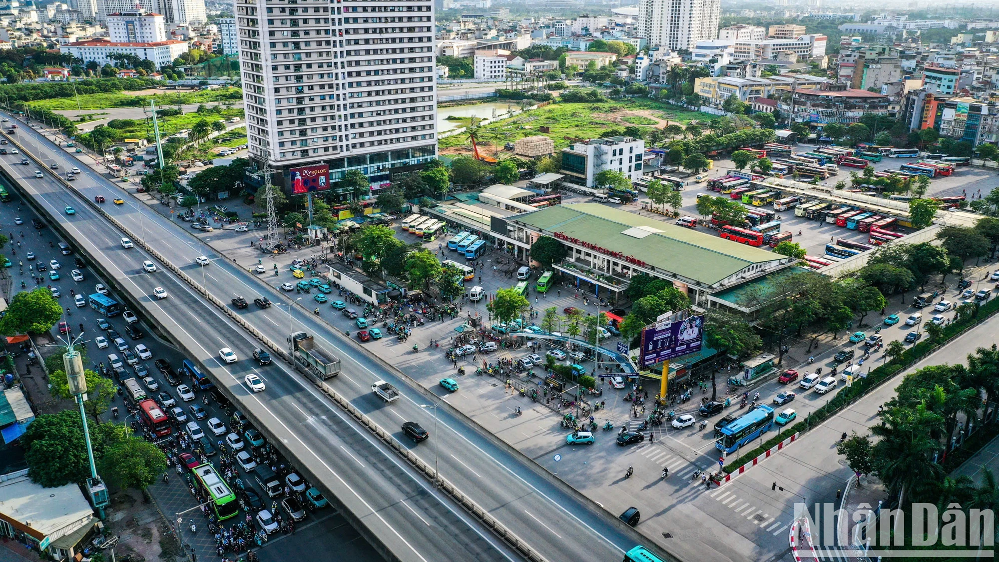 [Ảnh] Bến xe bắt đầu đông đúc đón dòng người trở lại Thủ đô sau 5 ngày nghỉ lễ ảnh 12