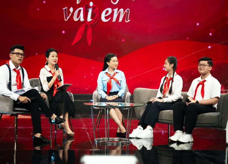 Trong trẻo thời "Khăn quàng thắm vai em" tại chương trình "Giai điệu tự hào" ảnh 6