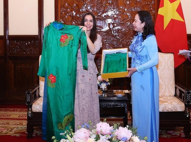 2chuyentham.jpg