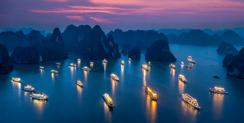 Phạm Quốc Dũng - Đêm trên vịnh di sản.jpeg