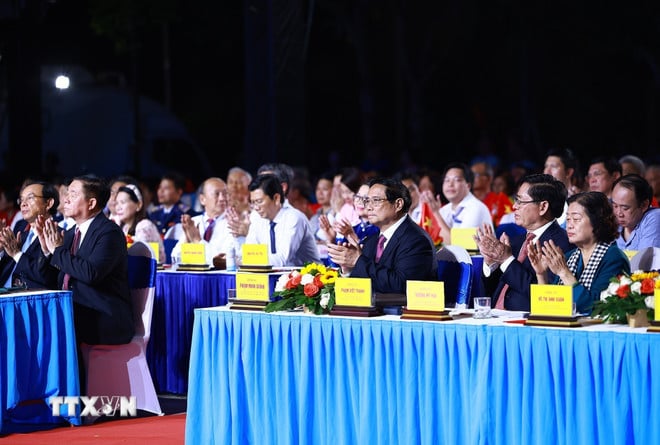 ttxvn-thu-tuong-du-chuong-trinh-chinh-luan-nghe-thuat-con-dao15.jpg