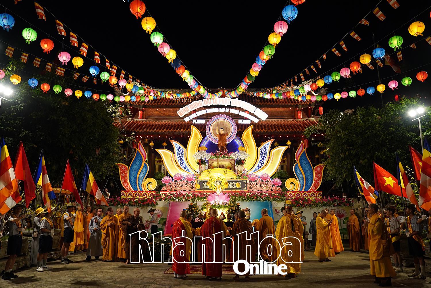 Các Tăng ni, Phật tử cùng tham gia nghi thức Tắm Phật tại lễ đài Chùa Long Sơn.