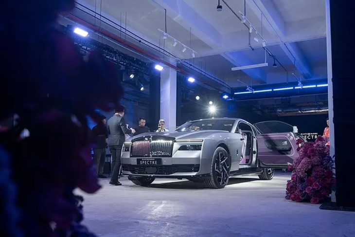 Là thị trường đặc biệt quan trọng trong khu vực châu Á, Singapore tiếp tục được Rolls-Royce chọn làm nơi giới thiệu những mẫu xe đỉnh cao. Black Badge Spectre bản đặc biệt – dù mới chỉ lộ diện toàn cầu từ tháng 2 – đã nhanh chóng có mặt tại đảo quốc sư tử.