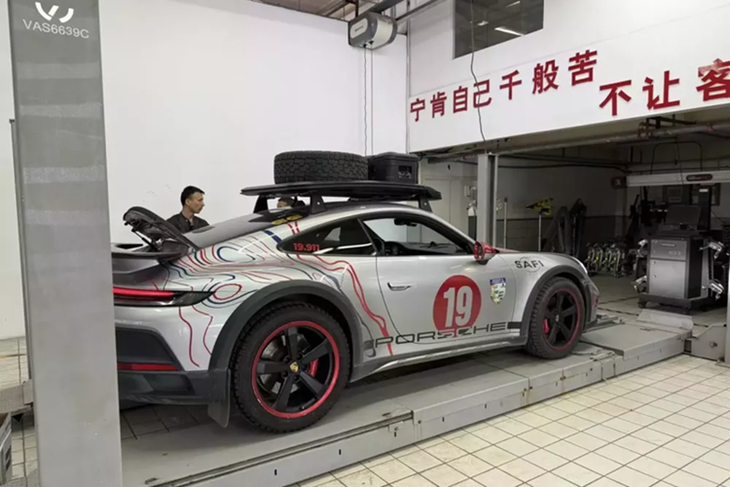 Porsche 911 Dakar cua dai gia Hai Phong cham moc 75.000 km-Hinh-2
