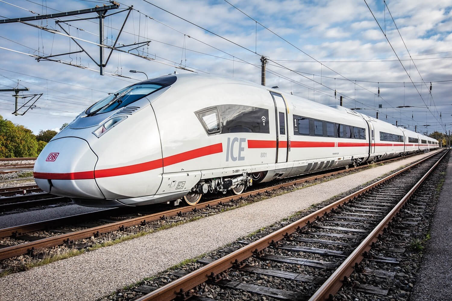 地方自治体は、高速鉄道駅におけるTODモデルに従って土地開発プロジェクトの設立と承認を組織します。