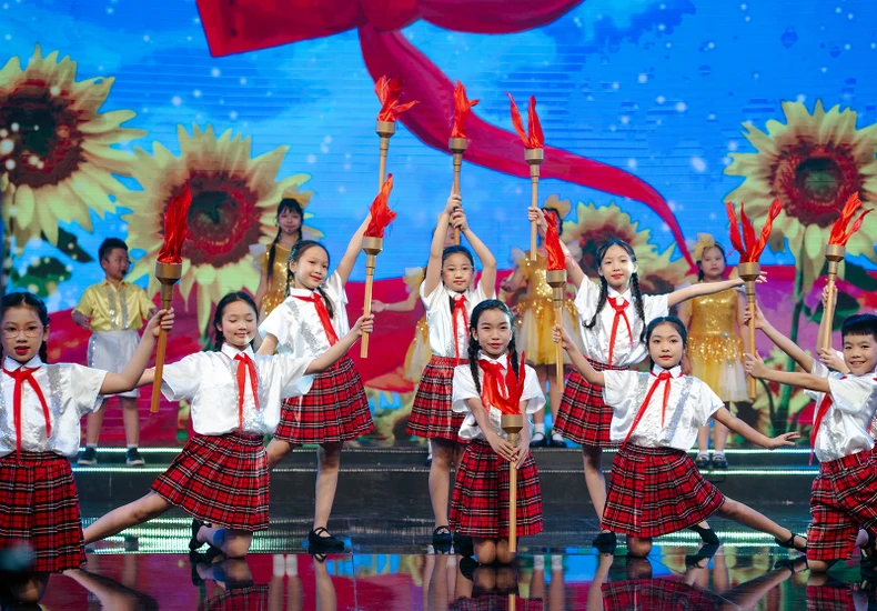Trong trẻo thời "Khăn quàng thắm vai em" tại chương trình "Giai điệu tự hào" ảnh 3