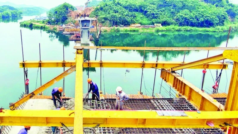Cầu Hàm Yên bắc qua sông Lô thuộc gói thầu số 24 thi công đạt 65% khối lượng.
