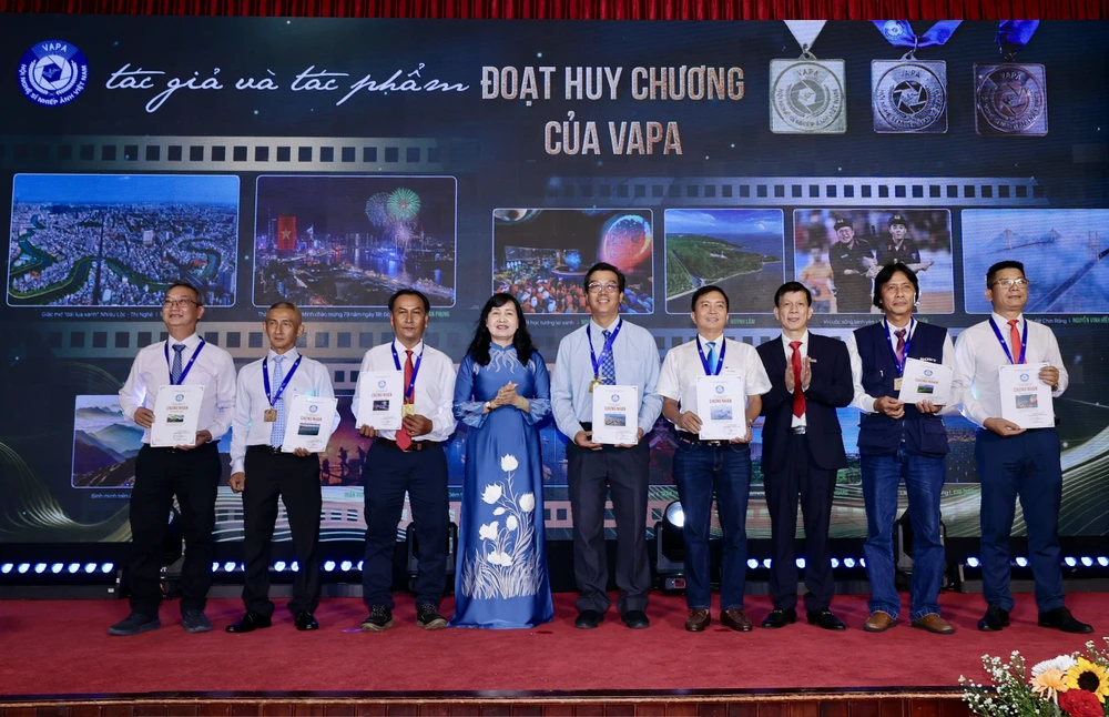 trao giai dat nuoc ngan hoa 8.jpg