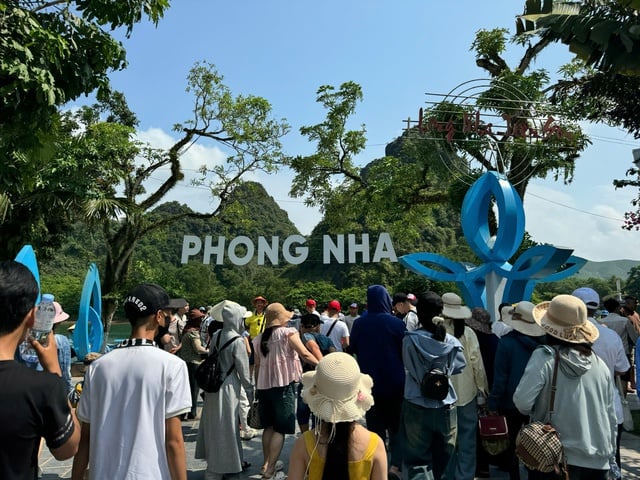 Quảng Bình hút gần 370.000 lượt khách dịp lễ 30-4, du lịch sinh thái "lên ngôi" - Ảnh 1.
