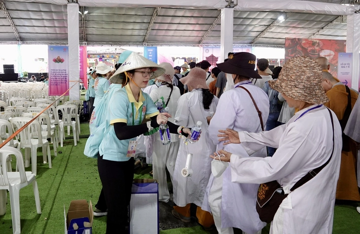 Hàng chục ngàn người dân và Phật tử đến chiêm bái xá lợi Phật - Ảnh 7.