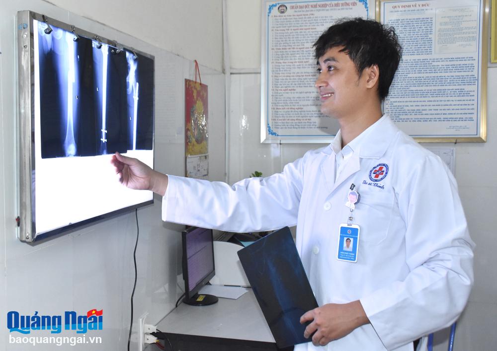 Thạc sĩ, bác sĩ nội trú Đinh Phúc Thành, công tác tại Bệnh viện Đa khoa tỉnh kiểm tra kết quả chụp X-Quang của một bệnh nhân bị gãy xương, sau khi 
phẫu thuật.	