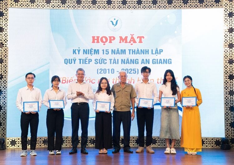 Họp mặt kỷ niệm 15 năm thành lập Quỹ Tiếp sức tài năng An Giang
