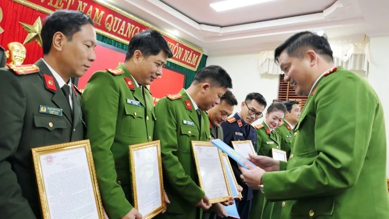 라이쩌우 경찰, 온라인 사기범 12명 체포 (사진 4)