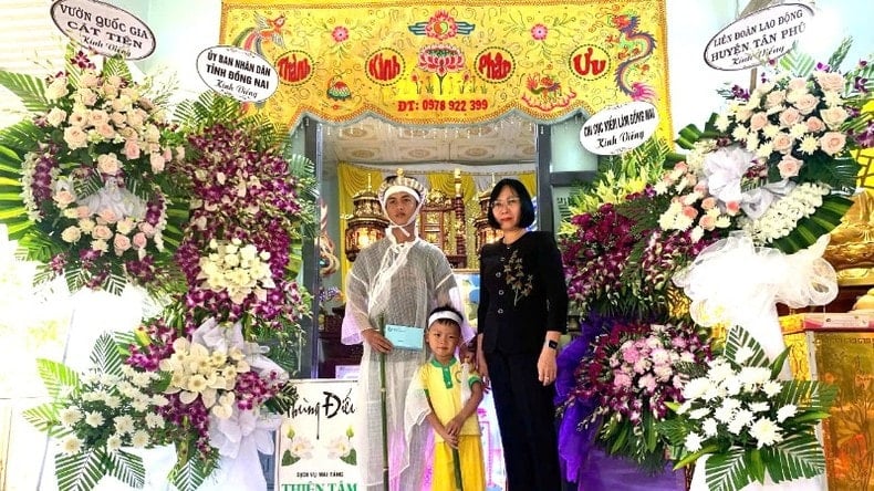 ថ្នាក់ដឹកនាំខេត្ត Dong Nai ចុះសួរសុខទុក្ខគ្រួសារអនុរក្សព្រៃឈើម្នាក់ដែលត្រូវគោព្រៃងាប់។ រូបថត ១